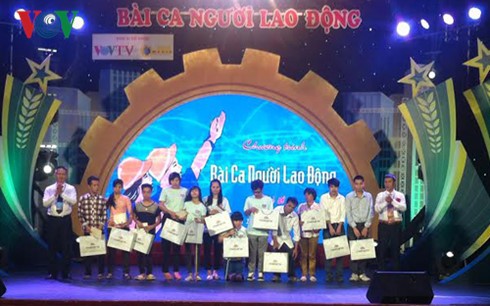 VOV organizes performances in praise of workers - ảnh 1
